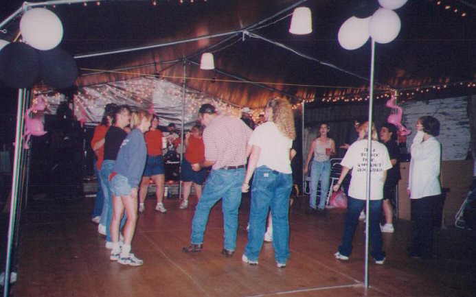 dance1.jpg (63954 bytes)