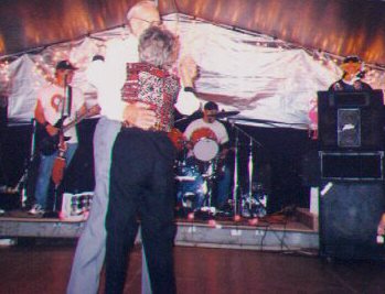 dance5.jpg (27414 bytes)